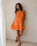 Robe courte à bretelles
